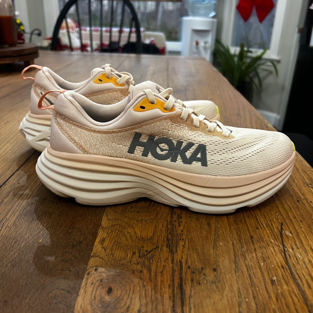Hoka Bondi Size 7 Women’s excellent condition! Orange cream